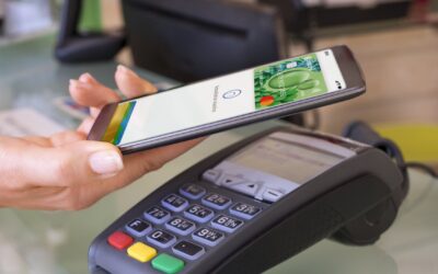 OTP Bank: Lassan teljesen átveszi az uralmat a kártyás fizetés a készpénzes felett