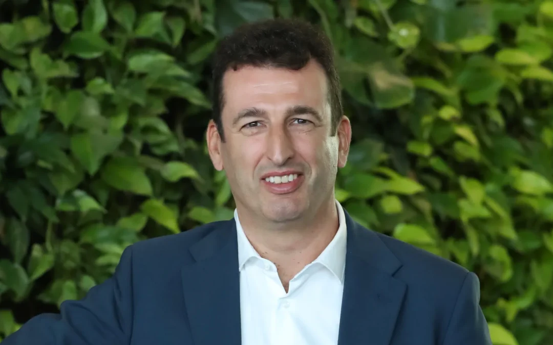 Raiffeisen 2025-2026: egyszerűsített ügyfélutak, erősödő önkiszolgálás és célzott AI-fejlesztések